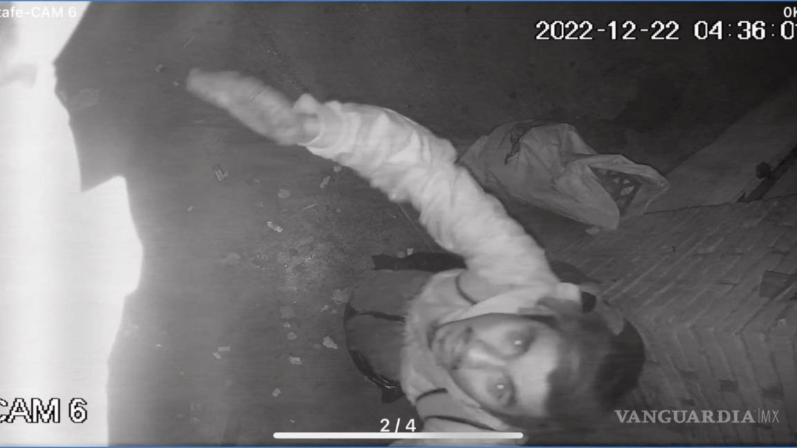 $!La persona estuvo por varios minutos a la vista de la cámara de seguridad.