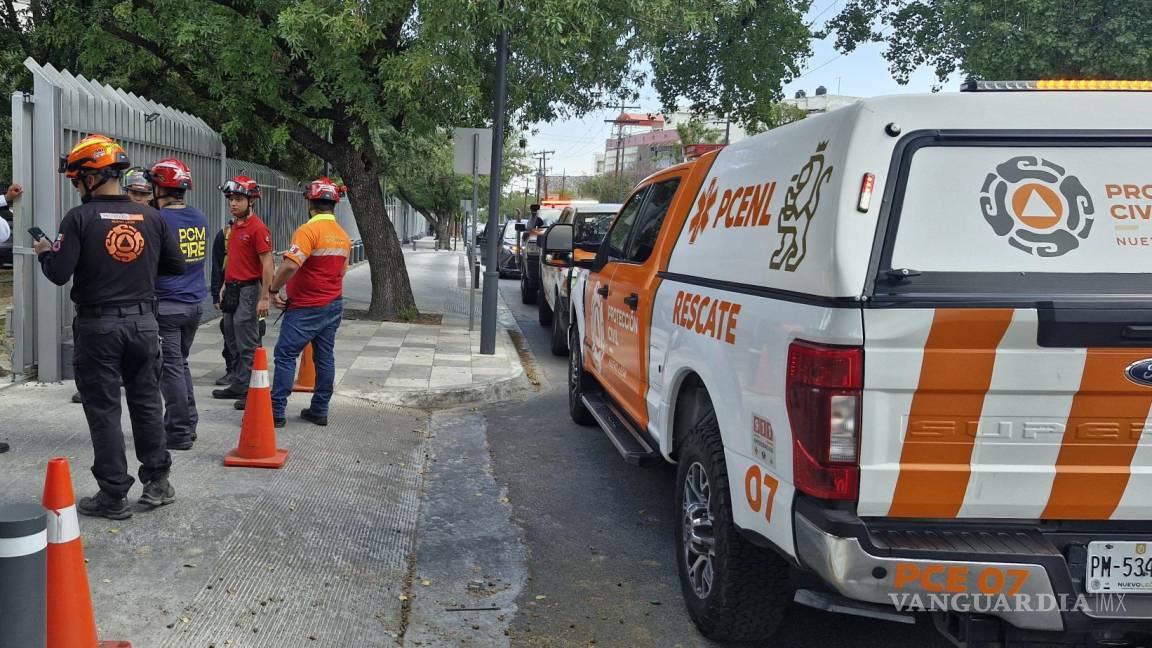 Joven amenaza con lanzarse del tercer piso de edificio del Tec, en Monterrey