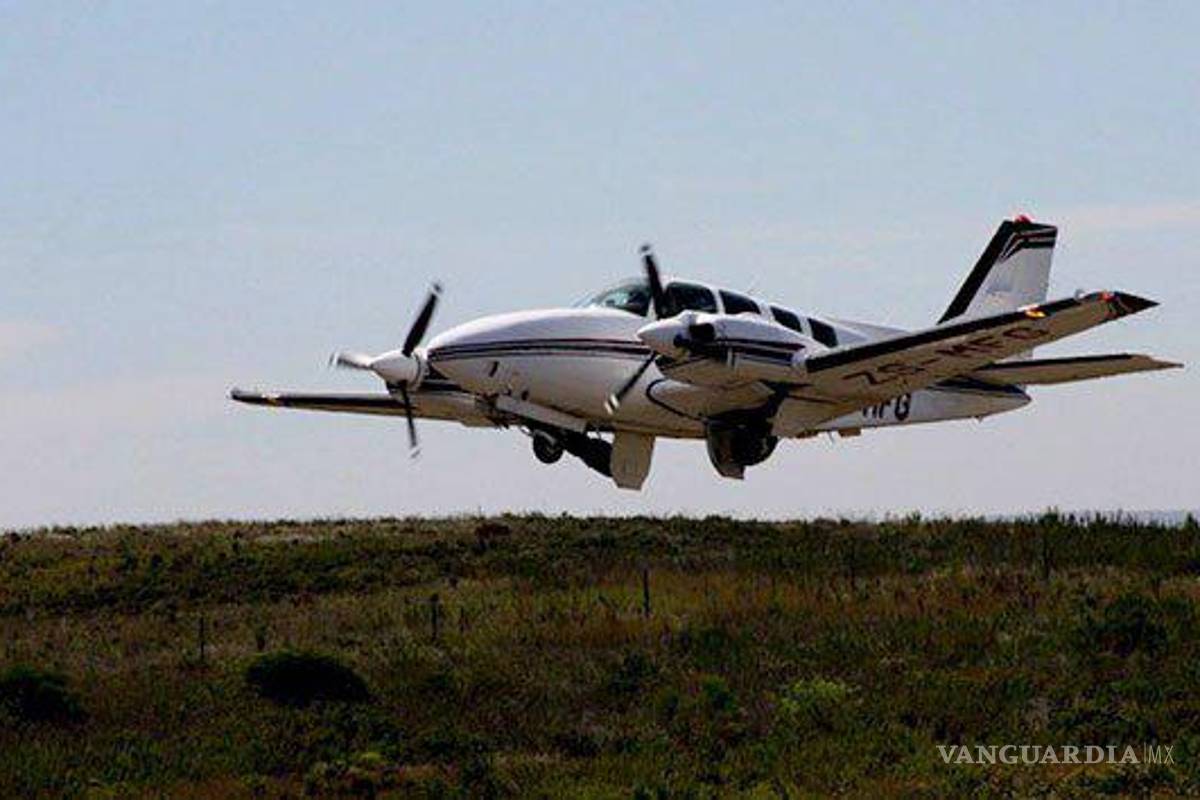 Avioneta aterriza de emergencia en carretera de El Paso, Texas; no reportan heridos