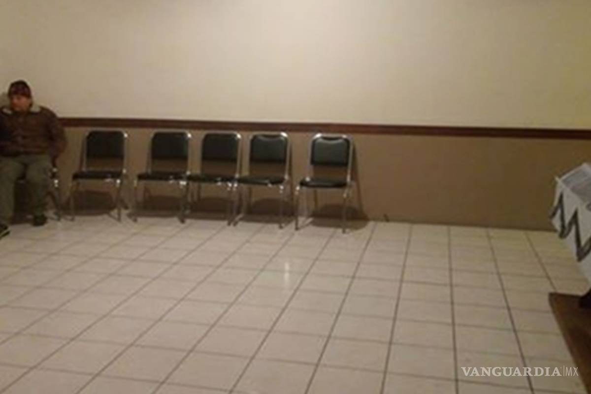 Conmueve en redes sociales foto de un hombre velando a su esposa totalmente solo, en Saltillo