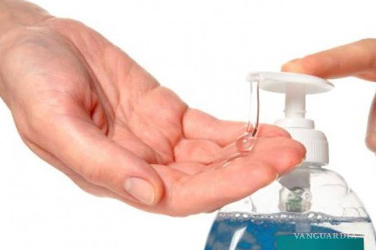 Modelo donará 300 mil botellas de gel antibacterial al IMSS para enfrentar coronavirus