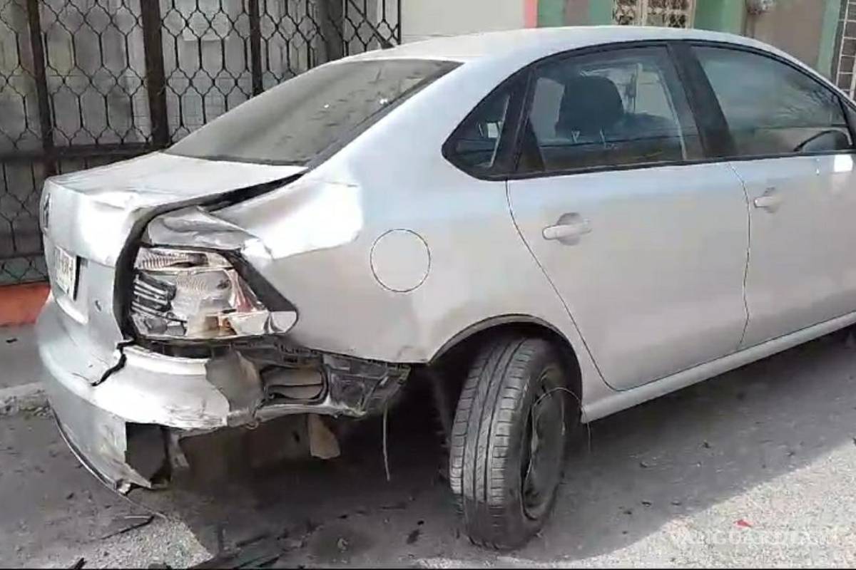 Cansancio vence a policía de Parras y estrella su patrulla contra auto estacionado