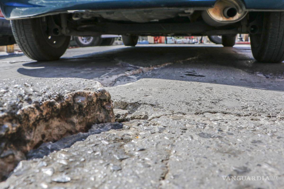 $!El tormento de circular entre parches y baches en el Centro de Saltillo