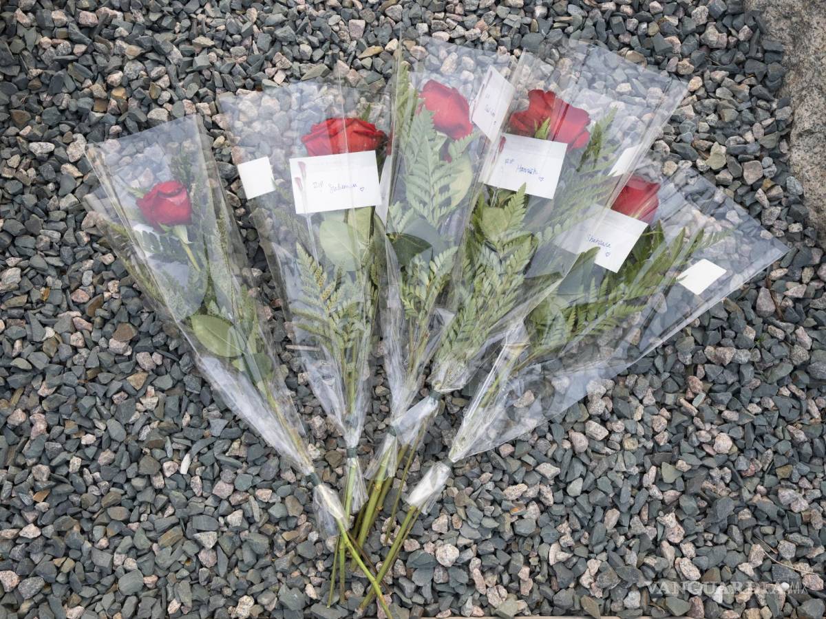 $!Cinco rosas con los nombres de los pasajeros del Titán colocadas cerca del paseo marítimo en St. John’s, Newfoundland.