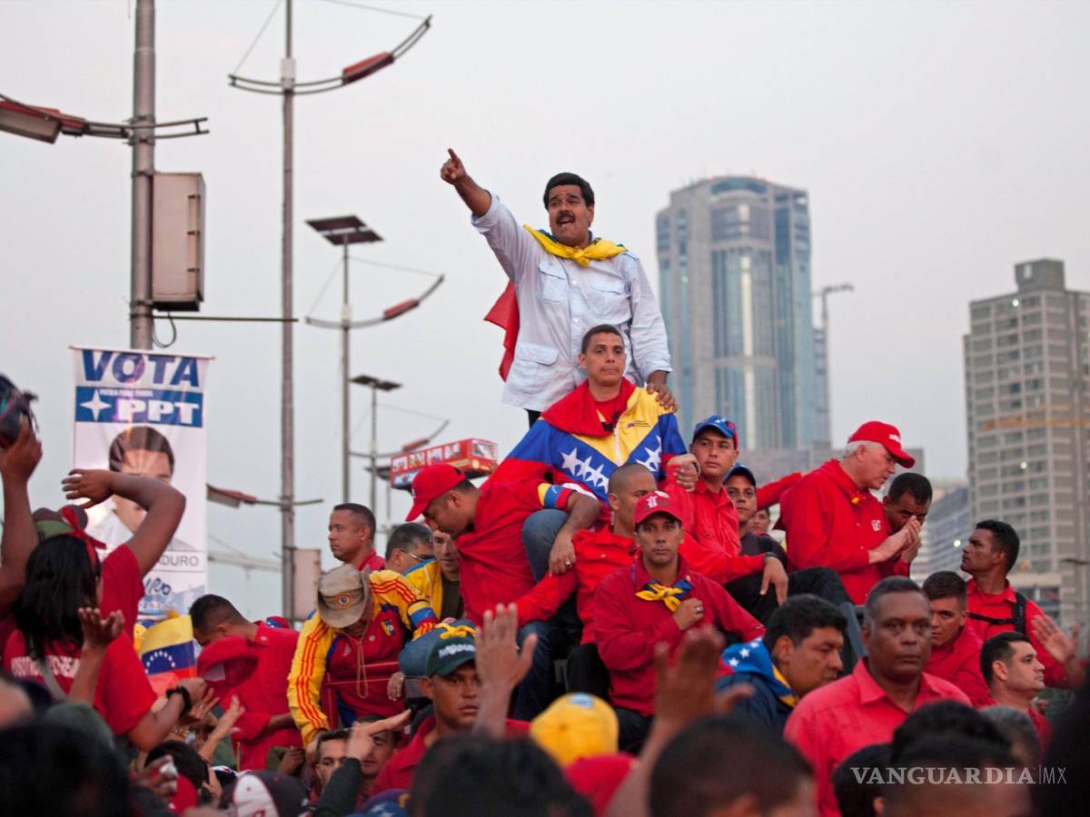 $!El aspirante a presidente de Venezuela Nicolás Maduro saluda a sus simpatizantes a su llegada a la avenida Bolívar en Caracas, Venezuela, el 11 de abril de 2013.