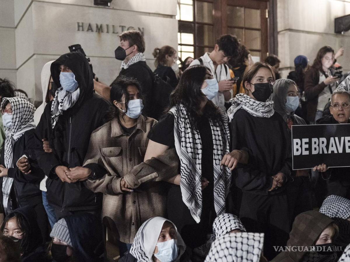 $!Manifestantes pro palestinos se toman de las manos frente al Hamilton Hall de la Universidad de Columbia en Nueva York, Nueva York.