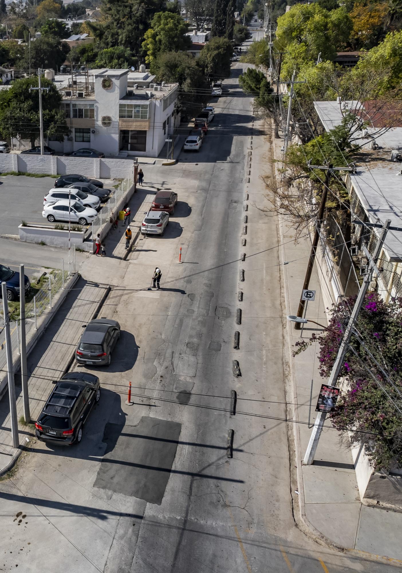 $!Vecinos de la colonia República tuvieron que limpiar frecuentemente sus cocheras debido al polvo y lodo generado por las obras.