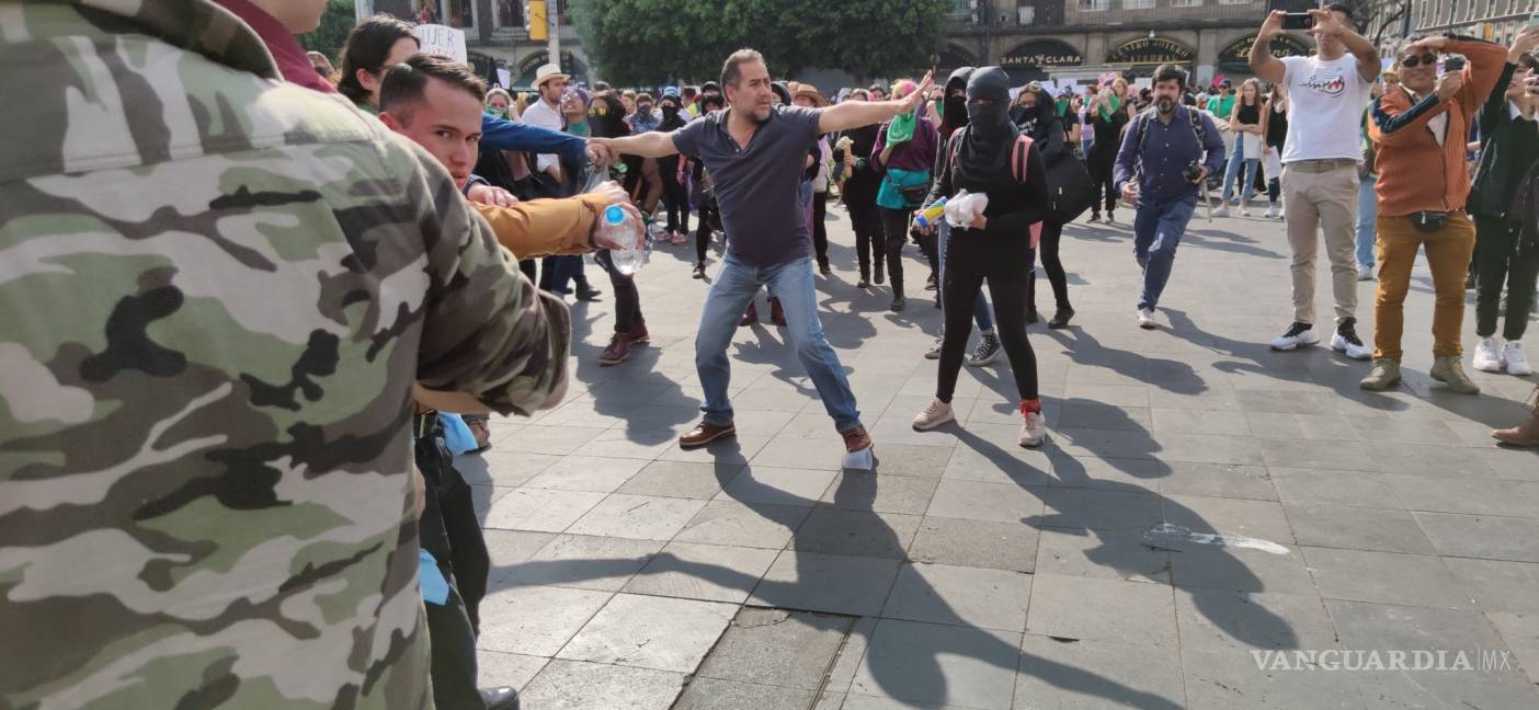 $!Feministas se enfrentaron con grupo antiaborto frente a la Catedral Metropolitana