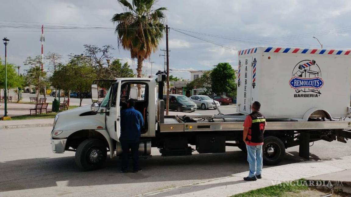 Continúa en Torreón el retiro de escombro y autos chatarra de la vía pública
