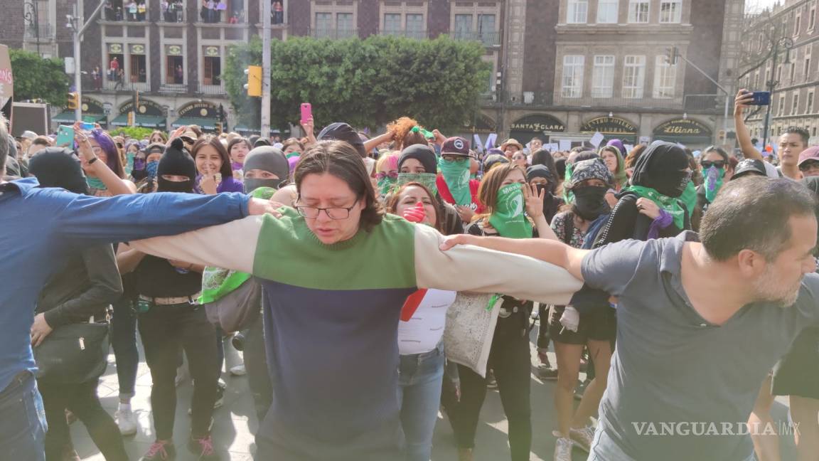 Feministas se enfrentaron con grupo antiaborto frente a la Catedral Metropolitana