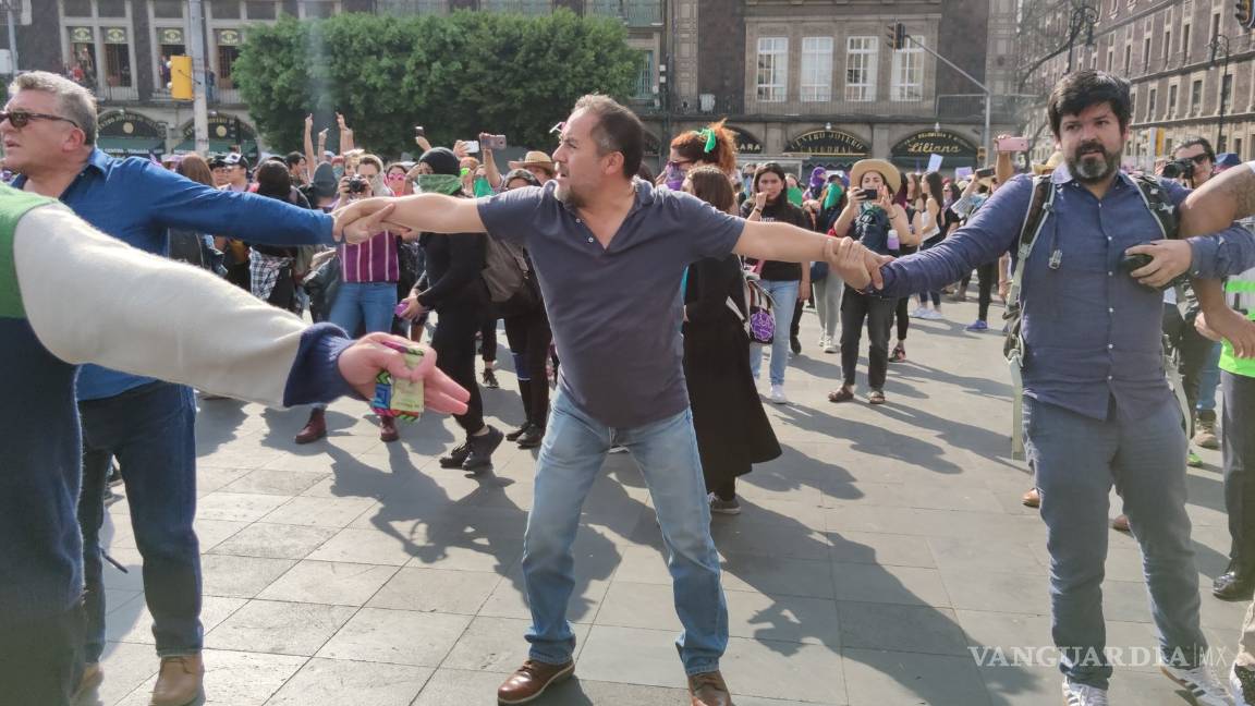 $!Feministas se enfrentaron con grupo antiaborto frente a la Catedral Metropolitana