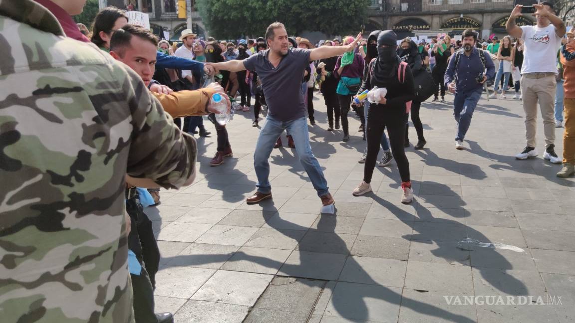 $!Feministas se enfrentaron con grupo antiaborto frente a la Catedral Metropolitana
