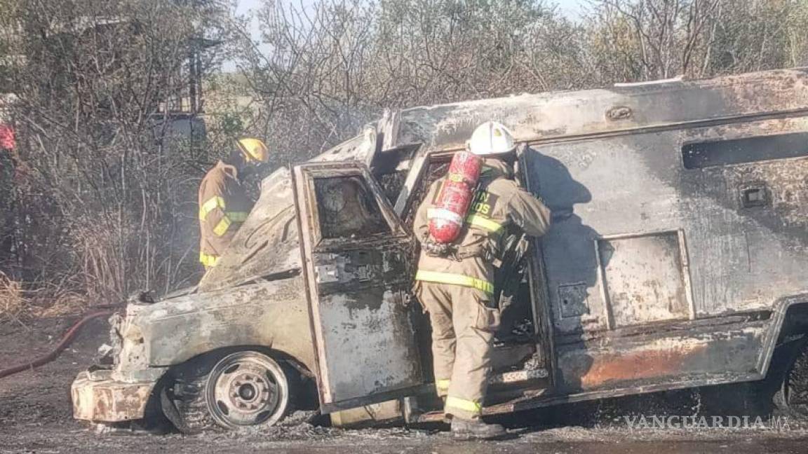 Custodios salvan millones de pesos tras incendio de vehículo en Múzquiz, Coahuila