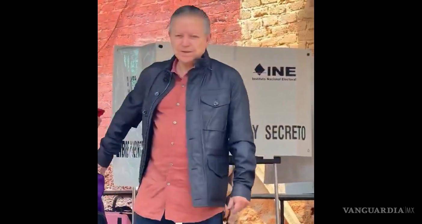 Confrontan al exministro Zaldívar cuando emitía su voto 