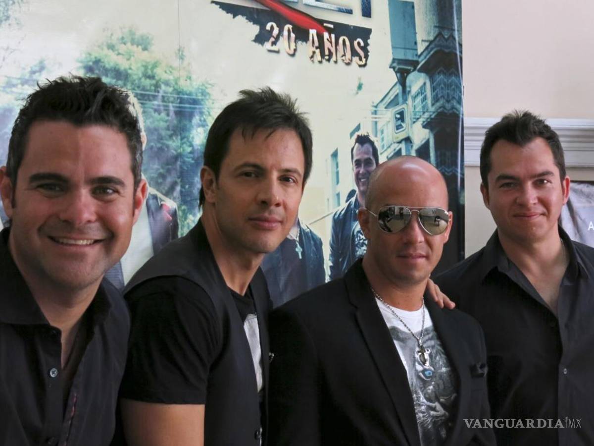 $!El de la izquierda es Andrés Pintos Caballero. Aquí aparece con sus compañeros faránduleros del grupo Ragazzi. Fue nombrado por el tal Samuel como director del CONALEP en Nuevo León.