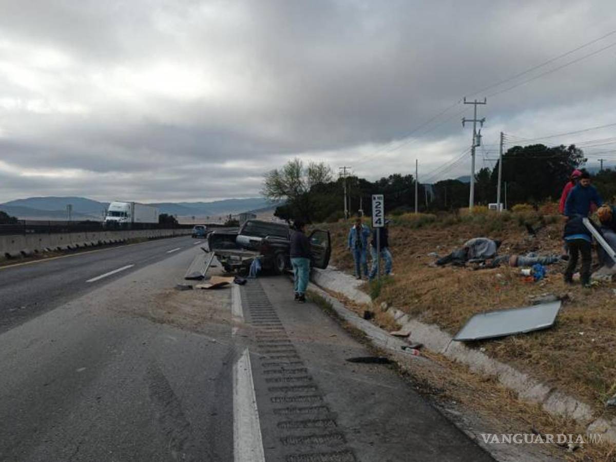 $!Uno de los trabajadores fue llevado en estado delicado a las instalaciones del Hospital General por parte de Capufe, del cual no se proporcionaron sus generales.