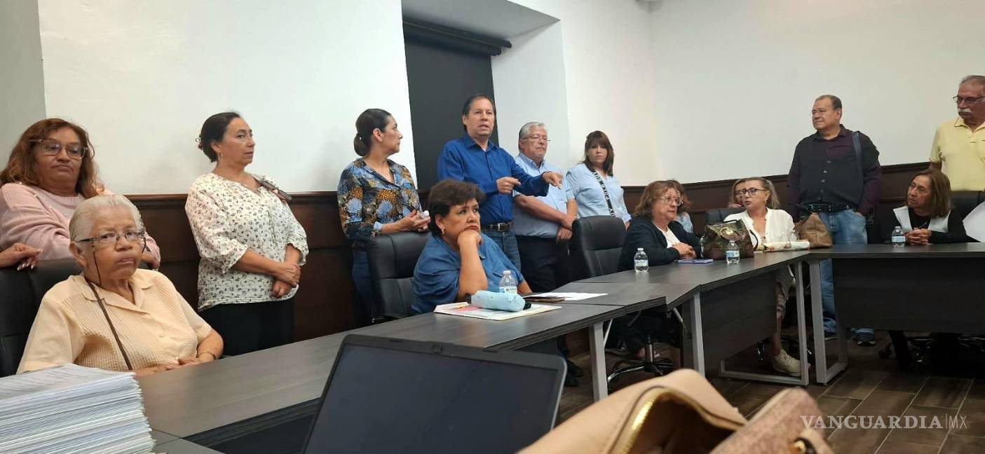 $!Integrantes del Magisterio en Acción por la Seguridad Social, Sección 38, se manifestaron para exigir la corrección del incremento salarial aplicado en 2025.