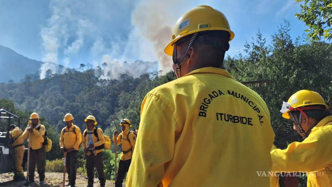 Combaten incendio forestal en Iturbide, Nuevo León, originado por tormenta eléctrica