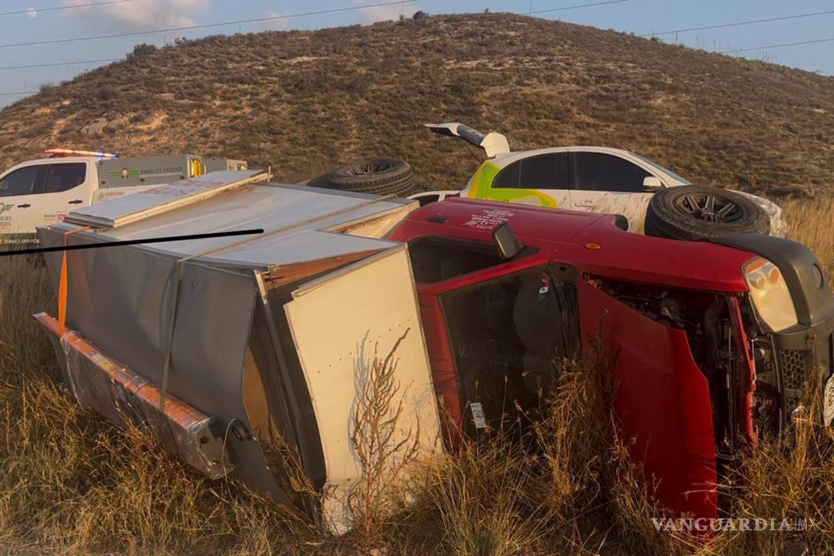Camioneta se vuelca en la carretera a Zacatecas