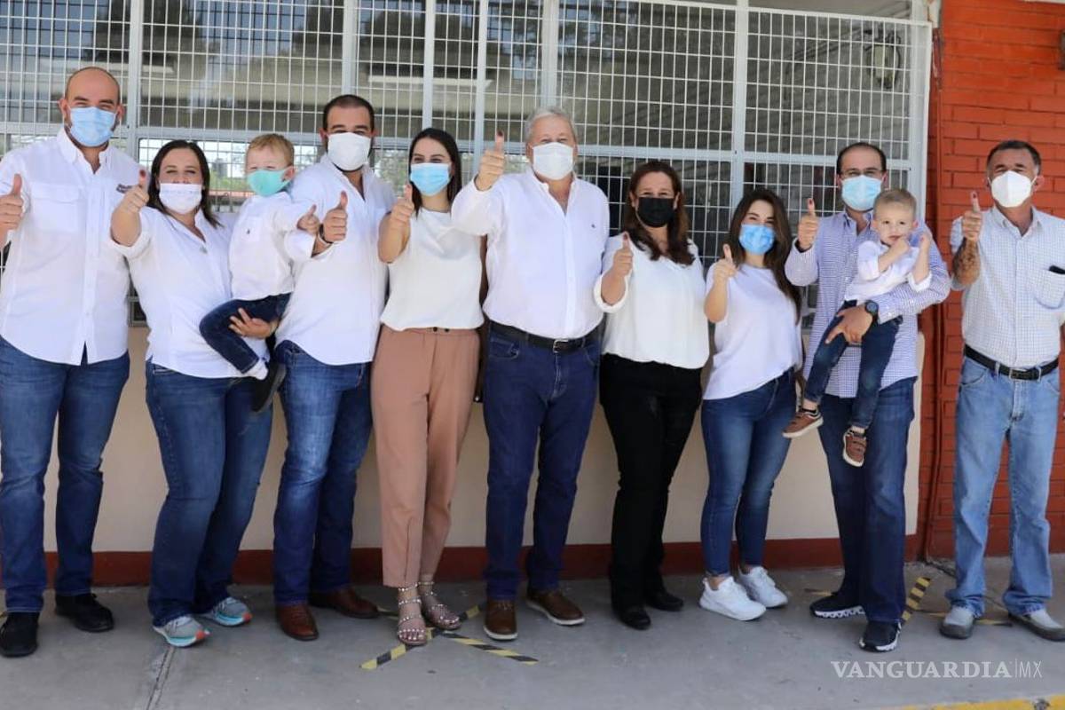 Emite su voto 'Chema' Frausto Siller acompañado de su familia en Saltillo