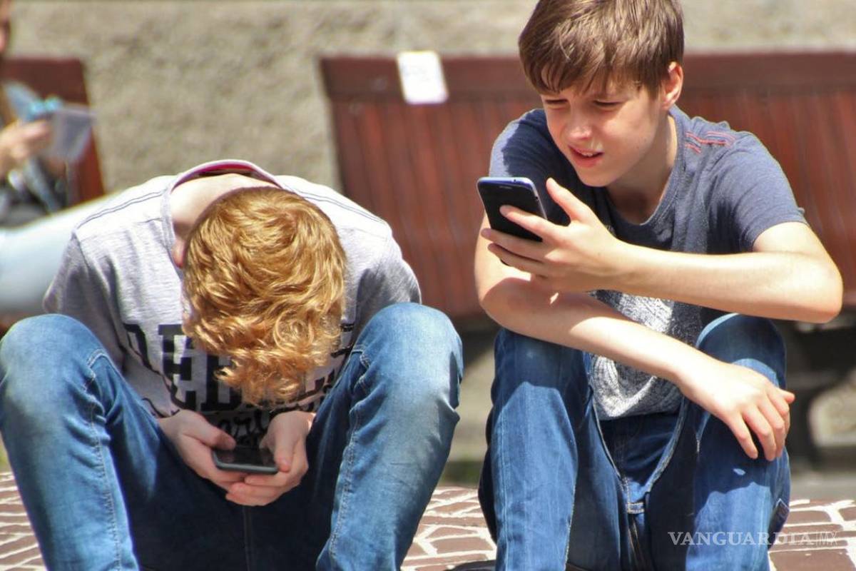 Más de 7 horas en el celular provoca daños en el cerebro de niños y adolescentes