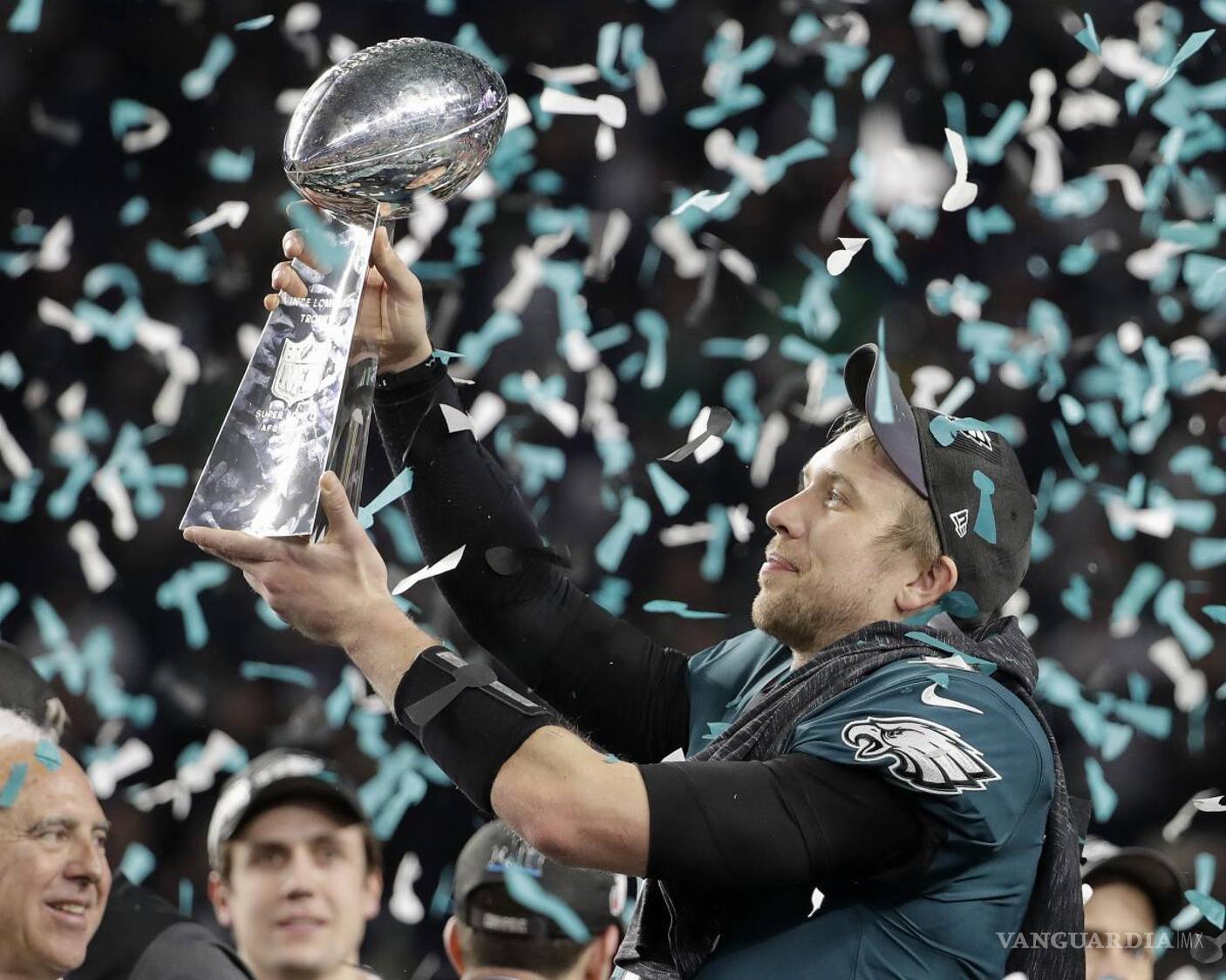 $!El caso más reciente del suplente que la rompió en la NFL es el de Nick Foles, quien guió a Philadelphia para ganar el Super Bowl LII contra New England.