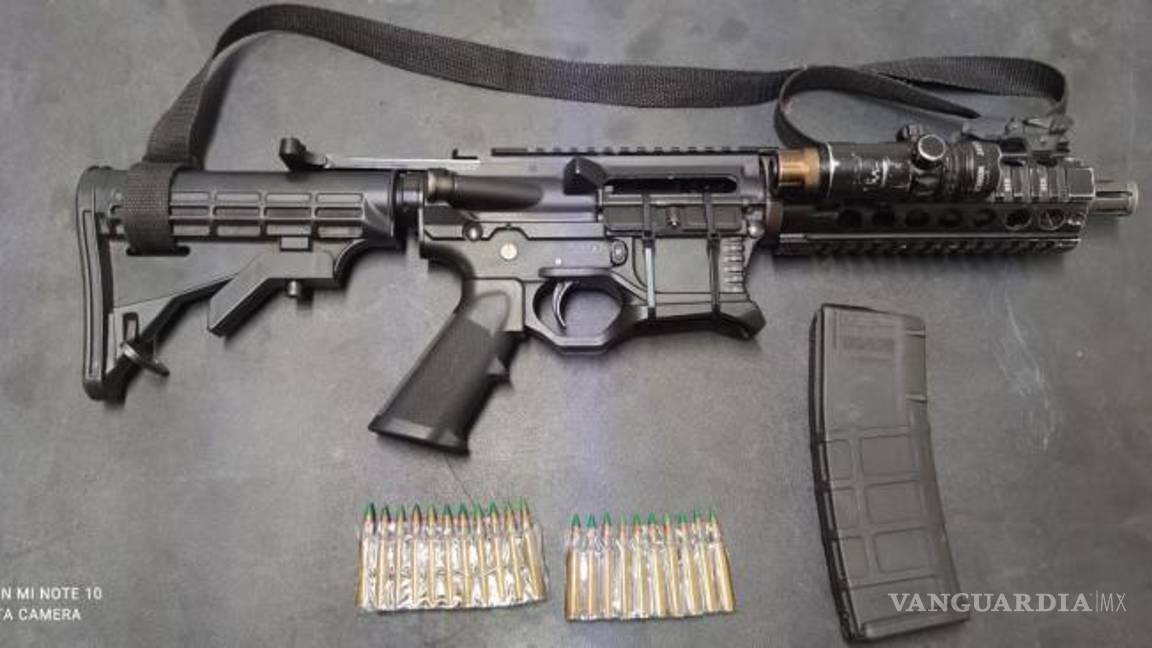 $!El hombre fue detenido en posesión de un arma larga abastecida, informó Fuerza Civil.