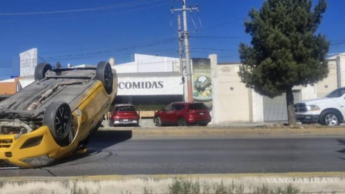 $!La circulación en el cruce con Juan Saade Murra se vio interrumpida por más de 30 minutos mientras se realizaban las maniobras de retiro.