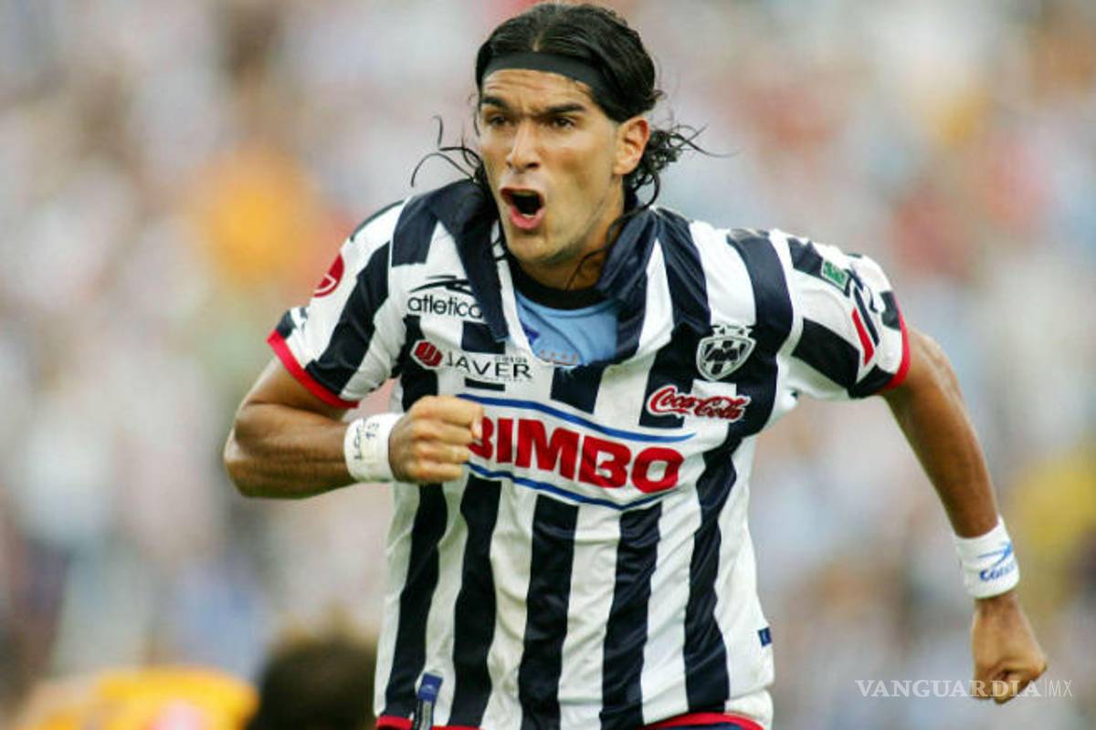 $!Sebastián el 'Loco' Abreu no conoce el amor...a la camiseta