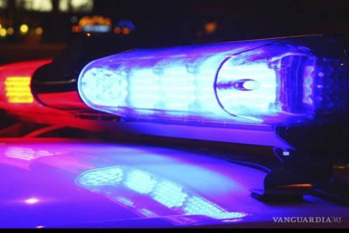 Sale del camino camioneta en Fundadores, al oriente de Saltillo