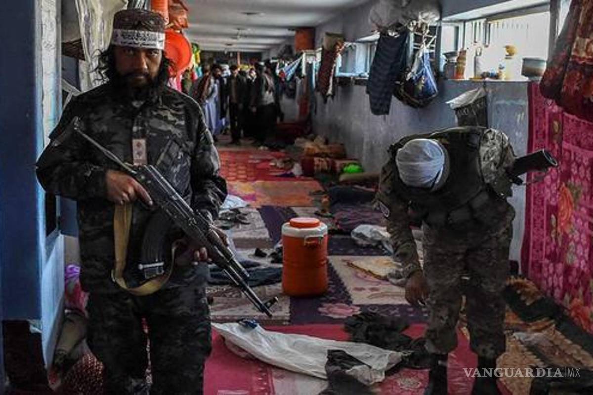 Se entrega un centenar de yihadistas del EI a los talibanes en Afganistán