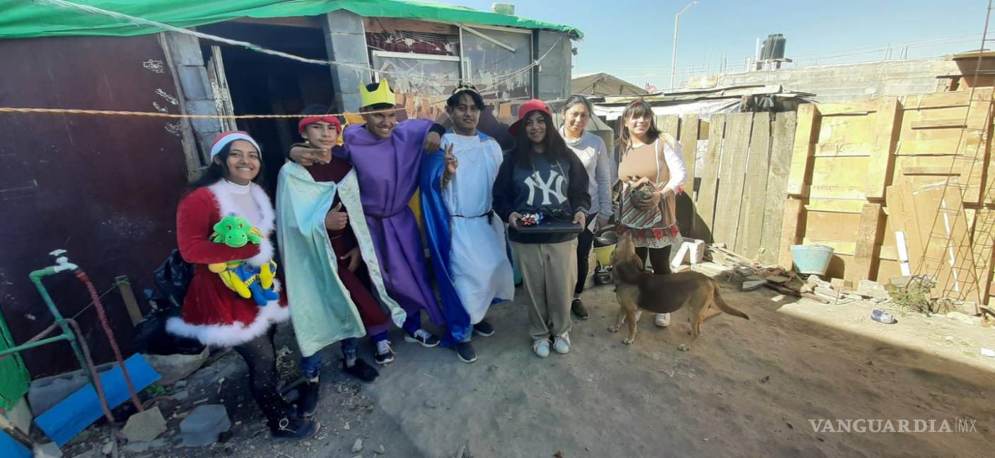 Fundación saltillense regala computadoras, para que niños no dejen la escuela