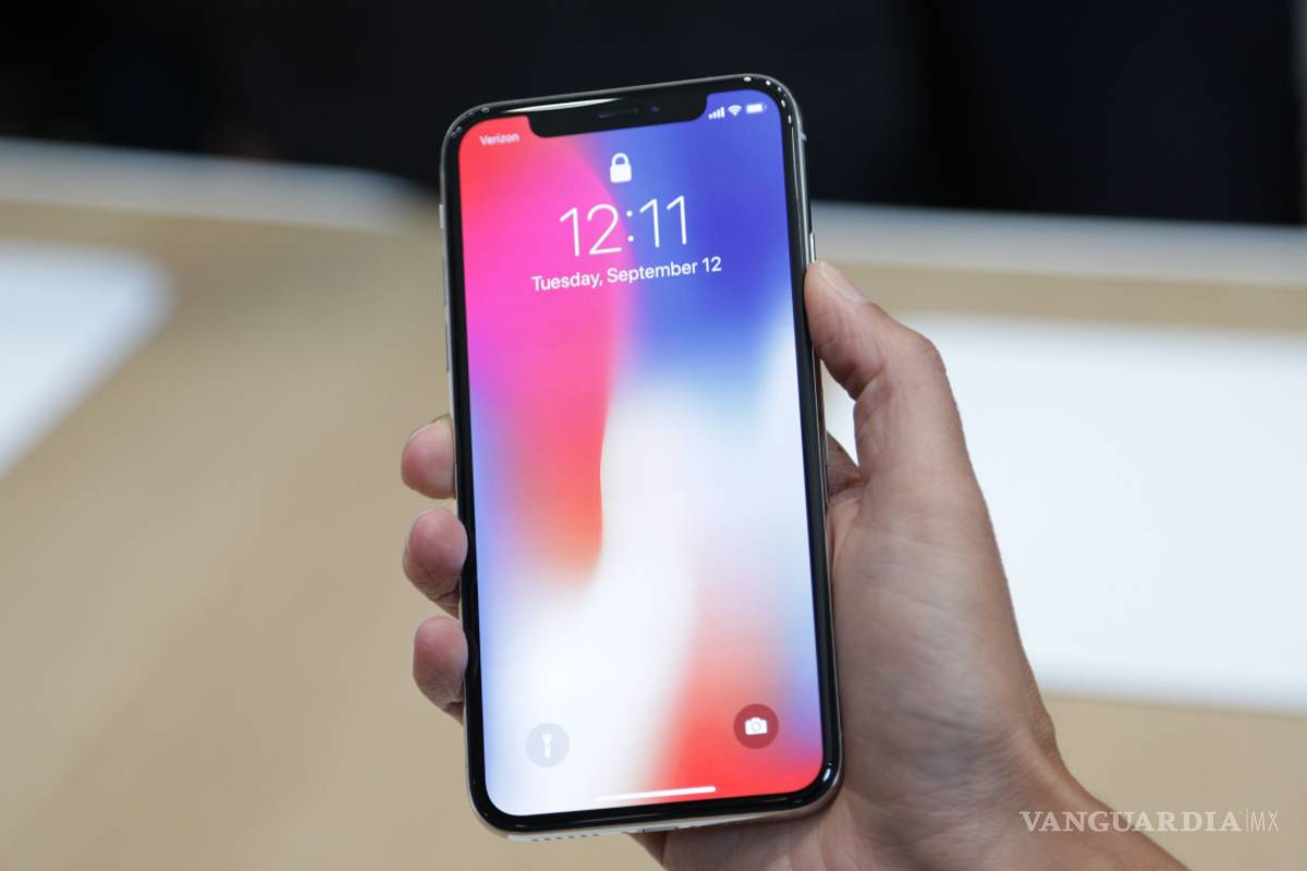Apple lanza el iPhone X, trata de satisfacer demanda