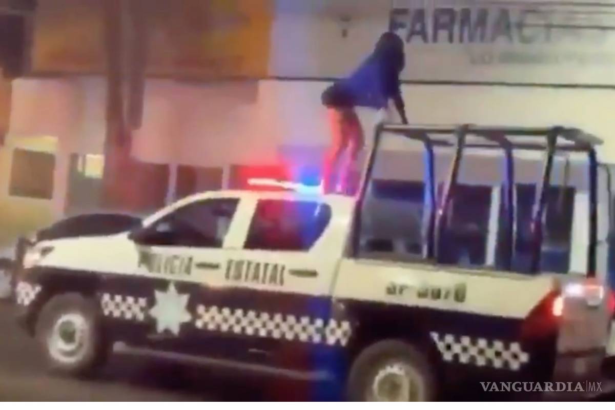 Graban a mujer perreando ¡en techo de patrulla de Veracruz!