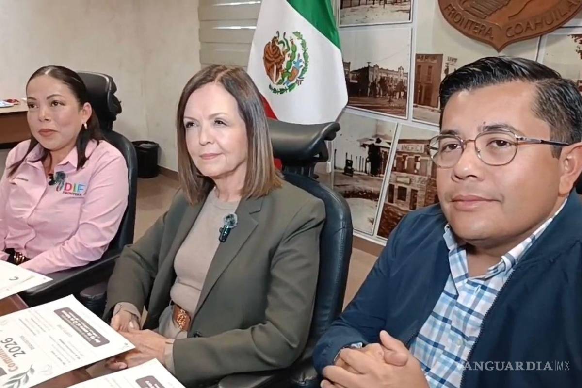 $!Karen Cadena, presidenta del DIF municipal, la alcaldesa Sara Irma Pérez y Daniel López Gaytán, secretario del Ayuntamiento.