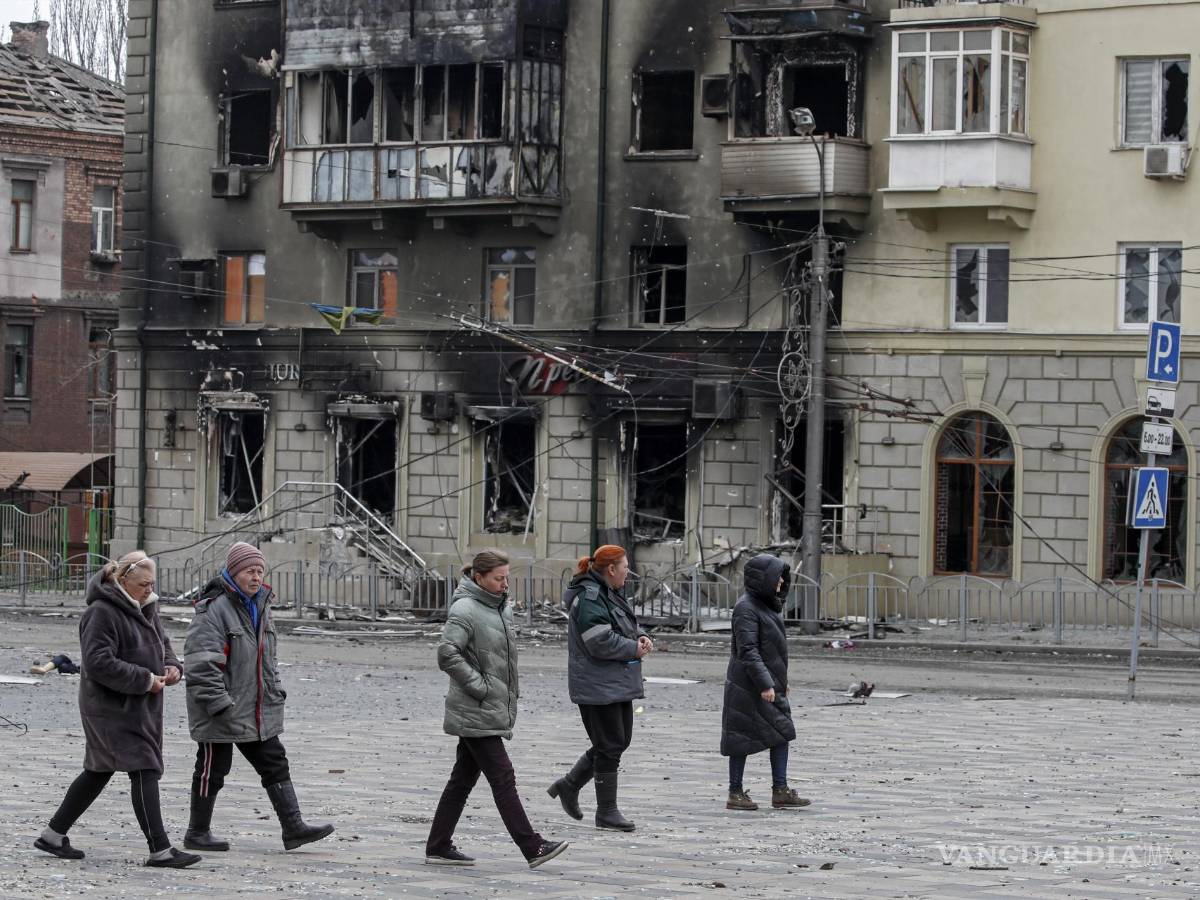 $!La gente camina por la avenida Mira en Mariupol, Ucrania.
