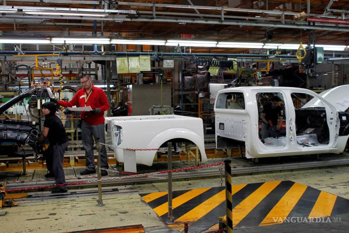 $!Nissan podría reducir personal y cerrar plantas; fabricaría un millón de autos menos