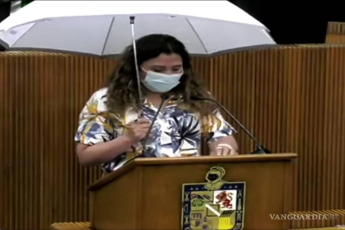 Sesionan diputados del Congreso de Nuevo León en medio de goteras