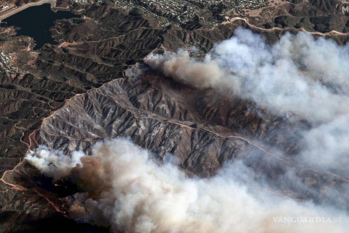 Suben a 16, cifra de muertos por incendios forestales en Los Ángeles