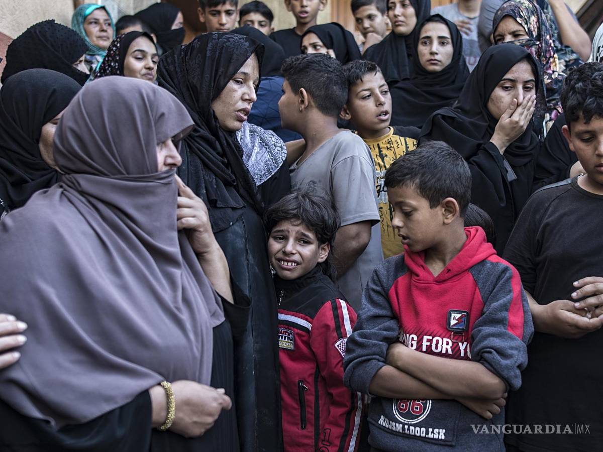 $!Los familiares de los palestinos asesinados en medio del actual conflicto entre Israel y Hamas lloran junto a sus cuerpos en el Hospital Nasser en Khan Younis, en el sur de la Franja de Gaza.