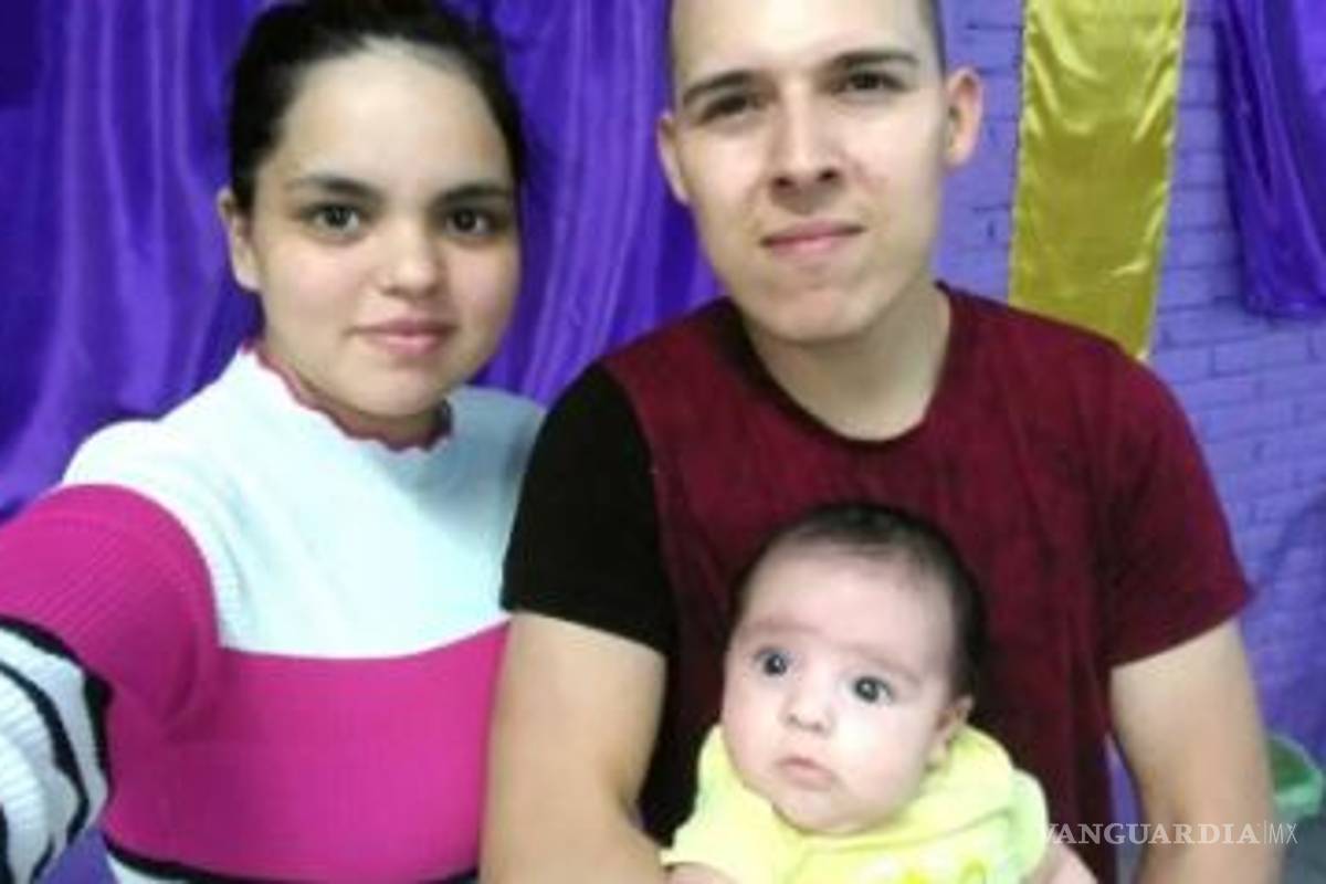 Desempleo y crisis económica orillan a pareja a cantar afuera de supermercado... ¡con su bebé en brazos! (video)