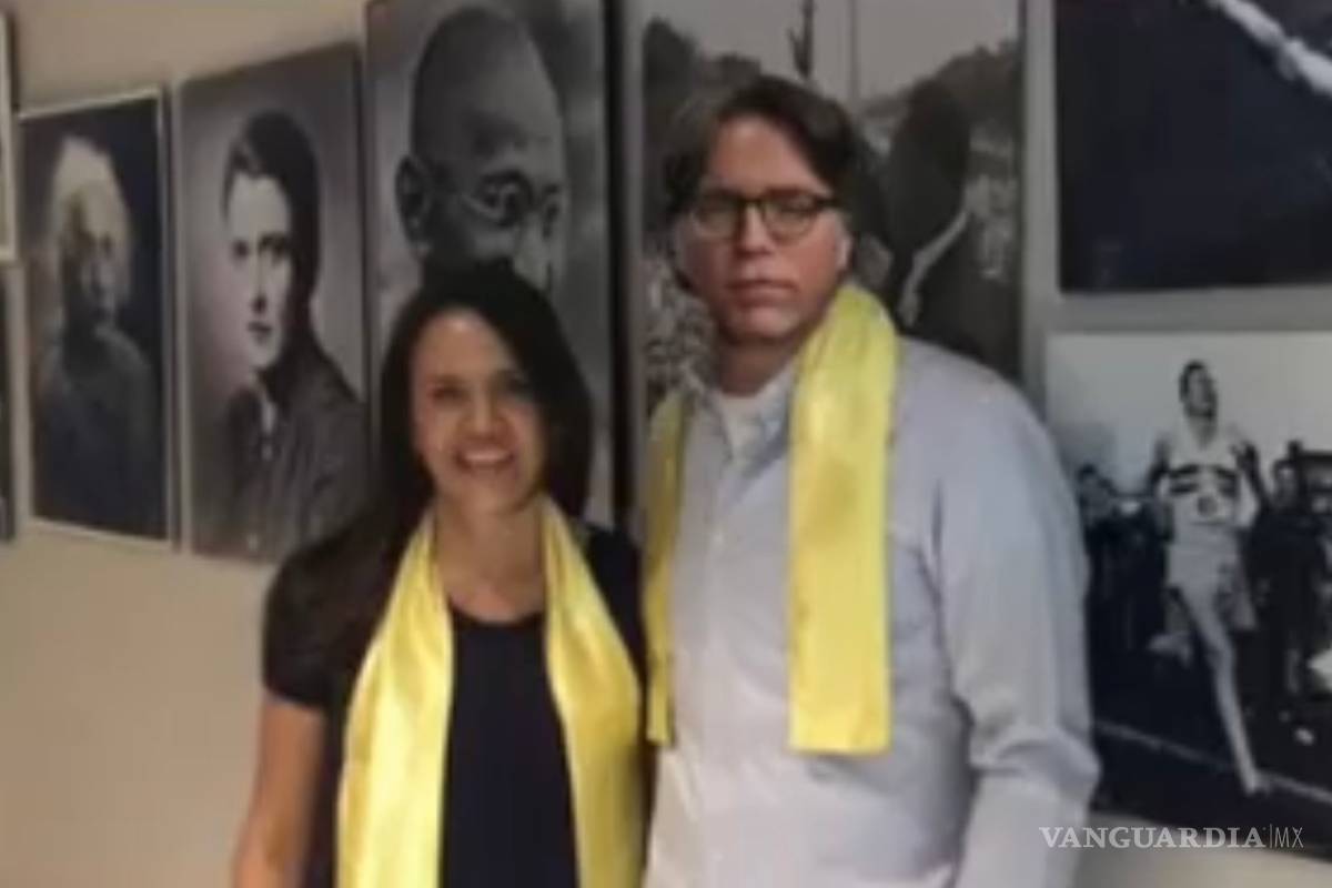 Revelan que es falsa la foto de Clara Luz con fundador de NXVIM