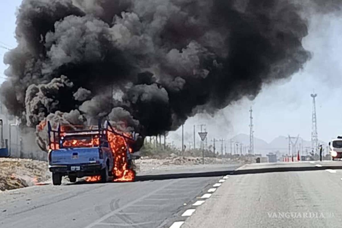Saltillo: abandonan camioneta en llamas; testigos vieron a dos hombres huir ‘al monte’