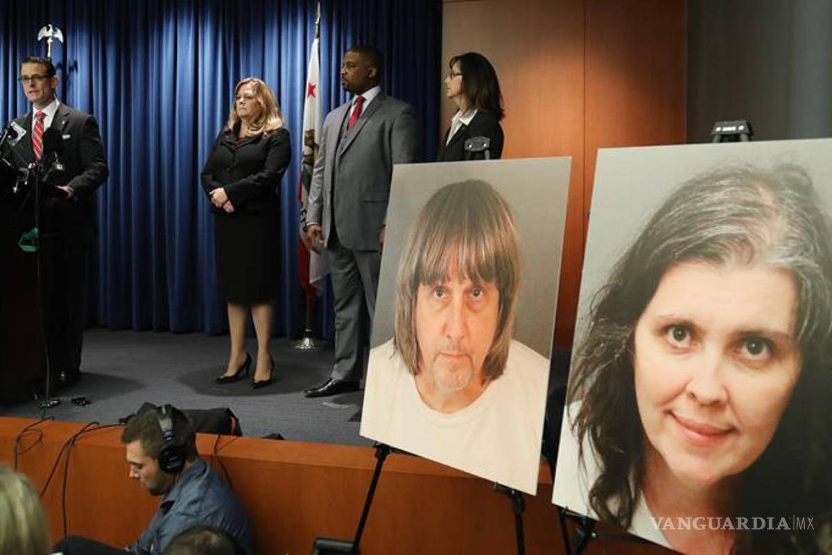 Autoridades presentan 38 cargos contra la pareja que secuestró a sus 13 hijos