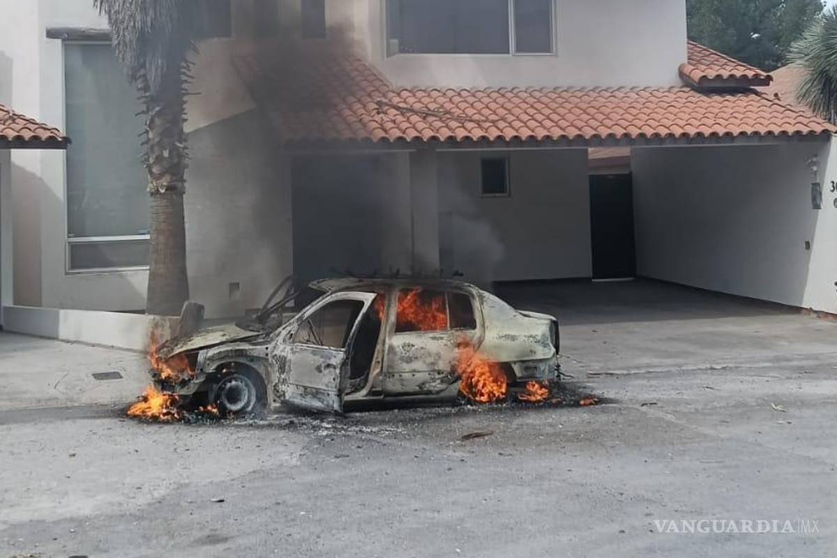 Se le incendia auto a jardinero en fraccionamiento de Saltillo mientras laboraba