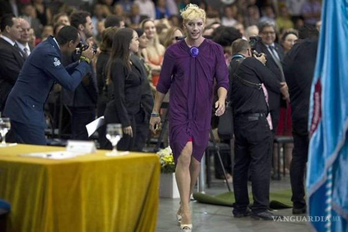 Estudiante brasileño se gradúa con vestido y tacones como protesta contra la homofobia que sufrió