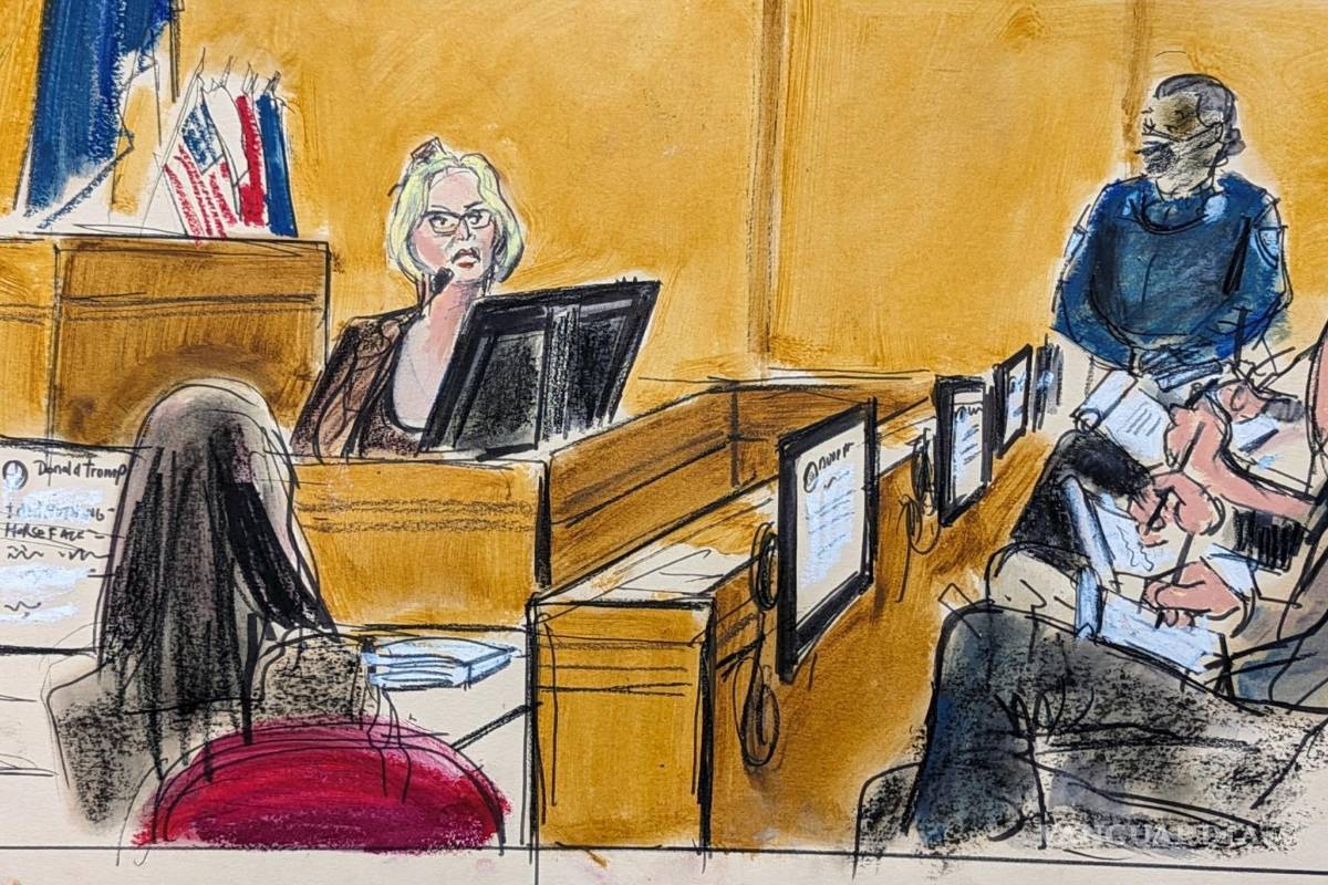 $!Los miembros del jurado toman notas mientras Stormy Daniels testifica en un tribunal penal de Manhattan en Nueva York.