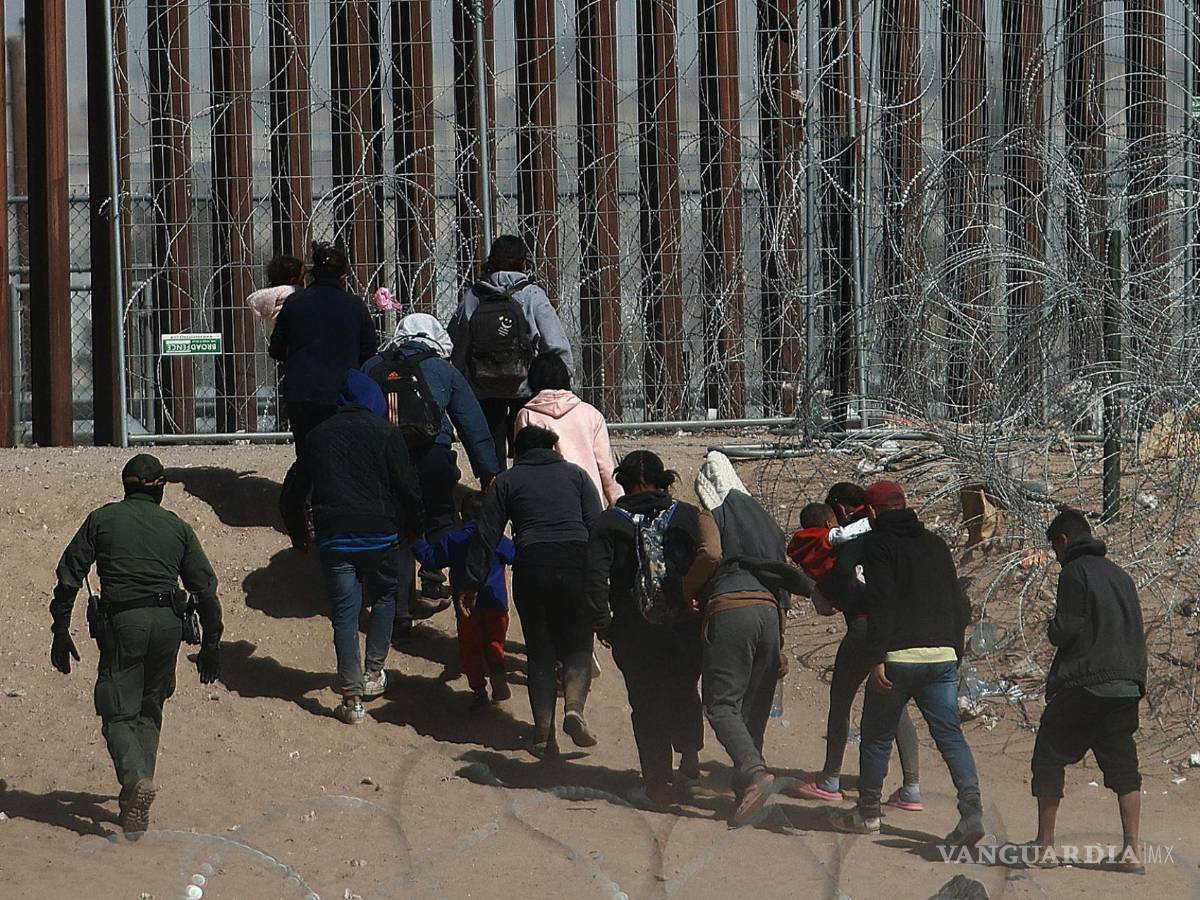 $!Migrantes caminando hacia la frontera que divide a México de los Estados Unidos en Ciudad Juárez, Chihuaha (México).