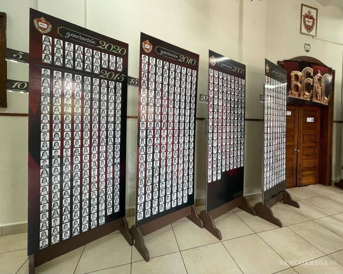 $!La exposición fotográfica reúne, por quinquenio, los retratos de las generaciones que conmemoran de entre 5 hasta 70 años de haber egresado de la institución.