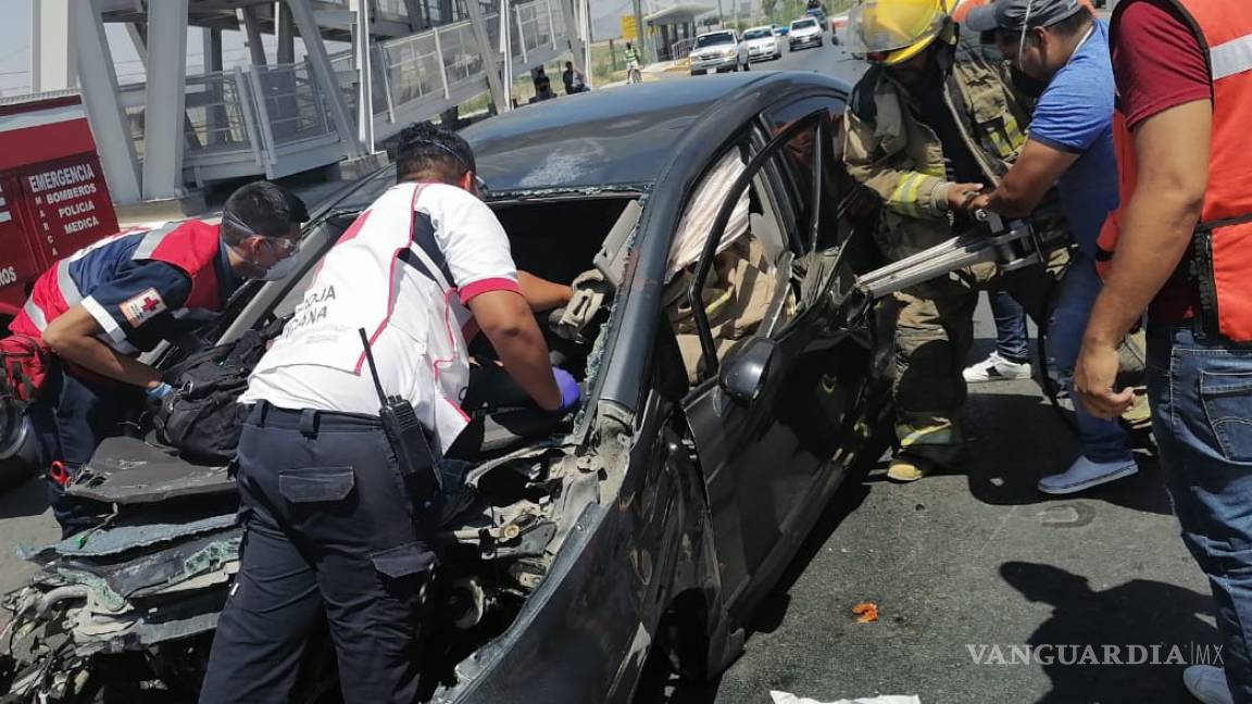 Conductor queda prensado al chocar contra puente en Matamoros, Coahuila